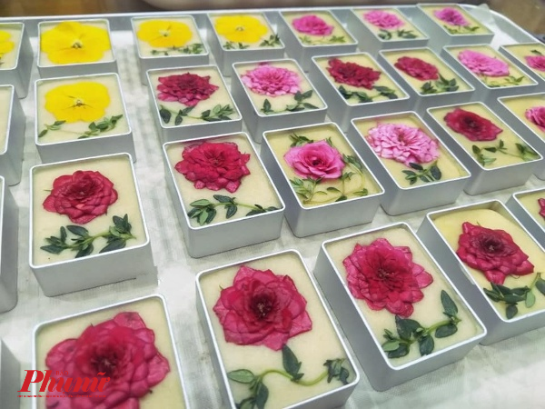 B&aacute;nh nh&acirc;n dứa v&agrave; hoa tươi được tạo h&igrave;nh rất hấp dẫn.