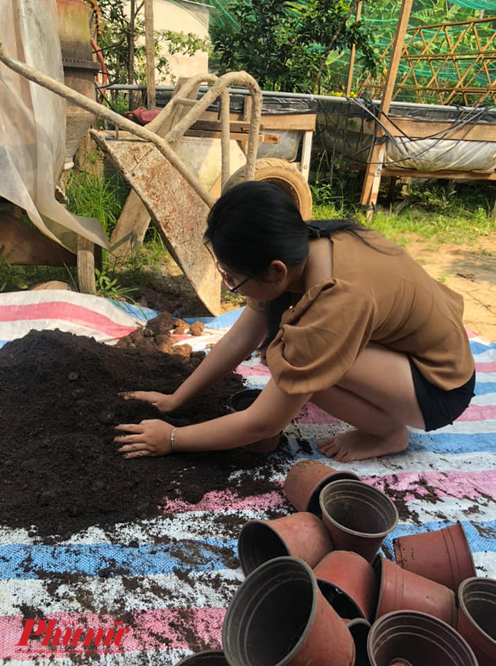 Thanh Vy kh&ocirc;ng ngại kh&oacute;, tự tay gieo trồng c&aacute;c loại hoa tại n&ocirc;ng trại để sử dụng l&agrave;m b&aacute;nh.