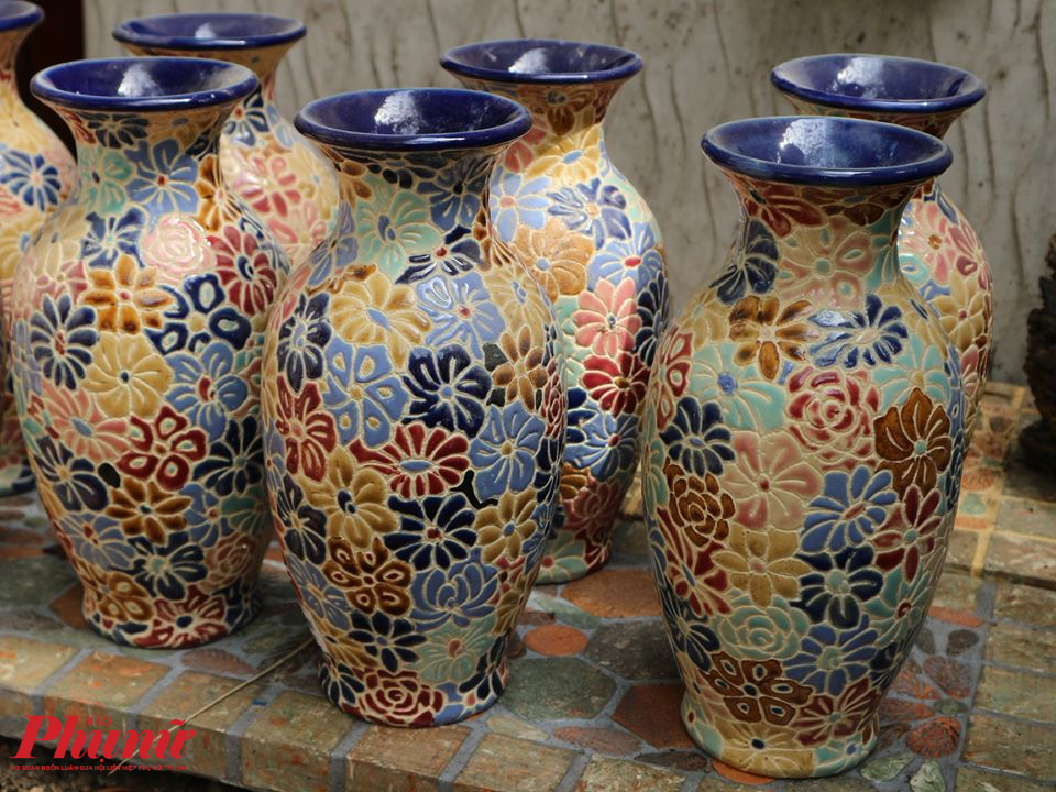 B&igrave;nh gốm b&aacute;ch hoa tinh xảo.