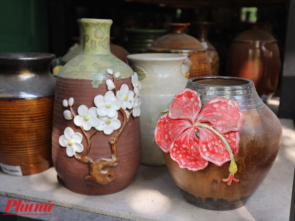 B&igrave;nh gốm vuốt tay đắp nổi