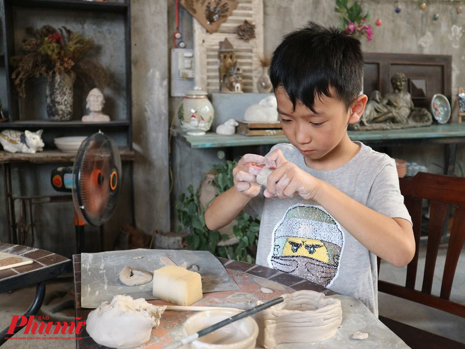 C&aacute;c em nhỏ rất h&aacute;o hức với c&aacute;c khối đất chuẩn bị biến h&igrave;nh trong tay m&igrave;nh.