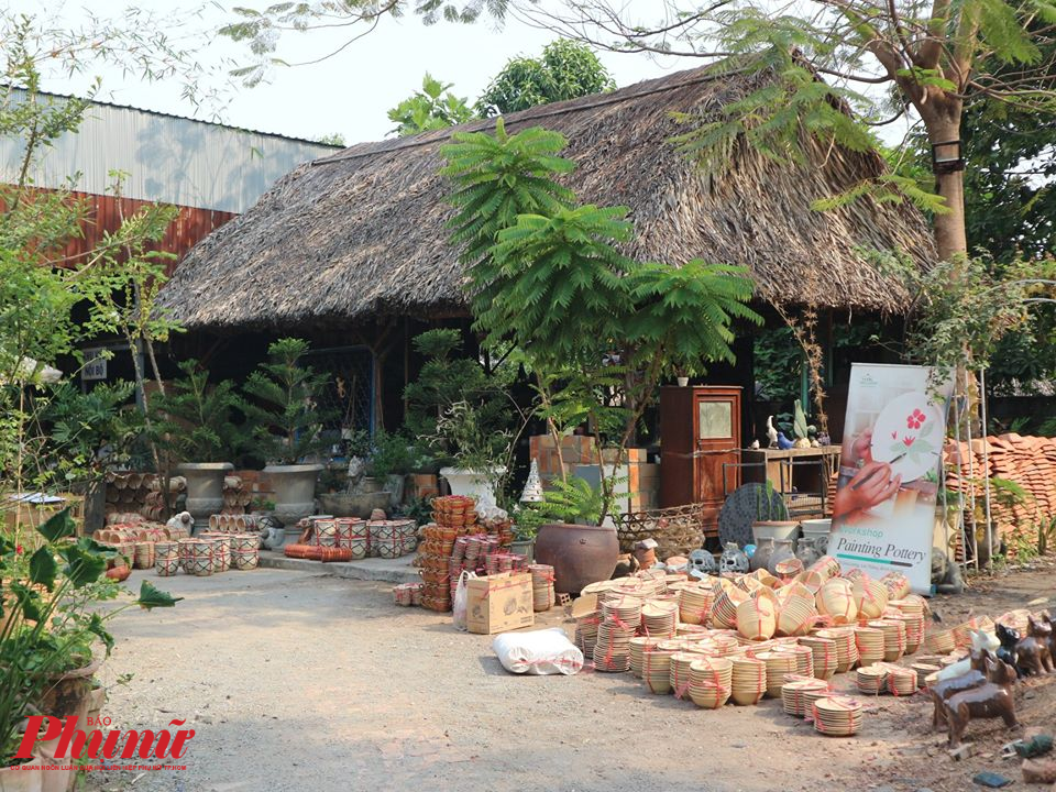 Cuối tuần, vườn đ&oacute;n kh&aacute;ch trong t&acirc;m thế thong dong, thư thả.