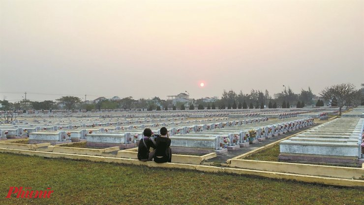 Đạo diễn đến thăm những ng&ocirc;i mộ trong nghĩa trang qu&acirc;n đội ở Hội An, Quảng Nam.