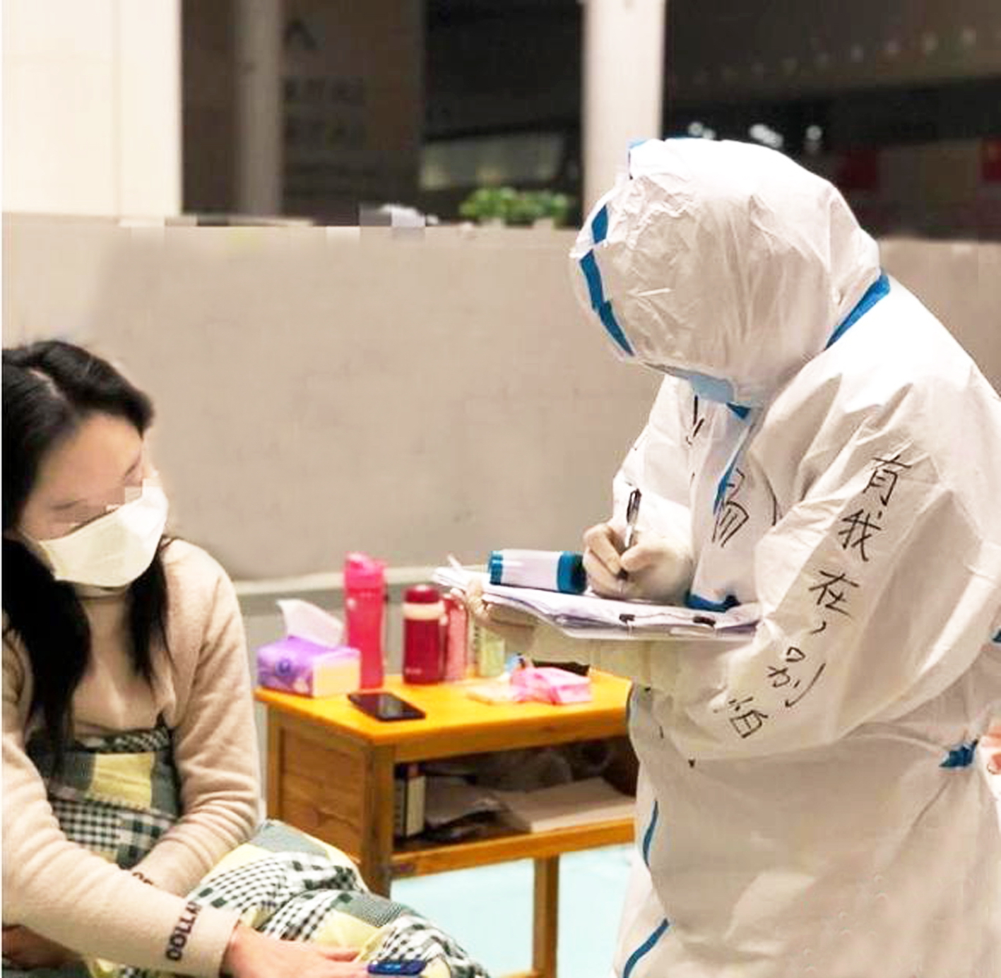 Y t&aacute; với d&ograve;ng chữ &ldquo;C&oacute; t&ocirc;i đ&acirc;y đừng sợ&rdquo; tr&ecirc;n tay &aacute;o - Ảnh: CHINANEWS