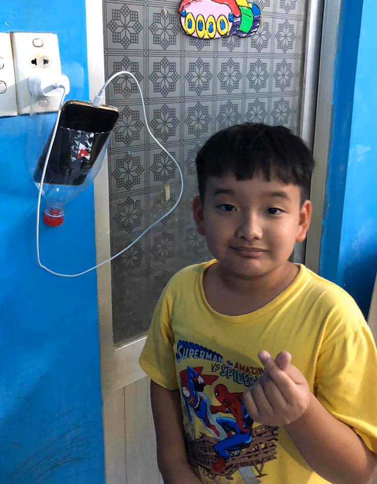Cậu b&eacute; b&ecirc;n cạnh sản phẩm đ&atilde; ho&agrave;n thiện của m&igrave;nh. 