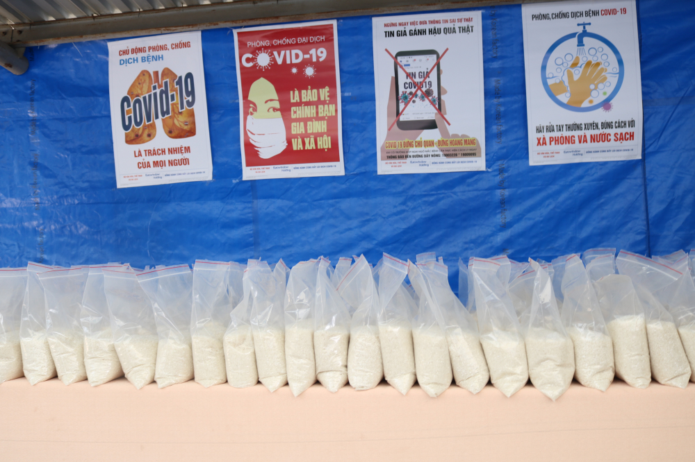 Sau khi lấy qu&agrave; trong m&aacute;y th&igrave; người d&acirc;n c&ograve;n được nhận t&uacute;i gạo 2kg đặt tr&ecirc;n b&agrave;n ngay b&ecirc;n cạnh. 