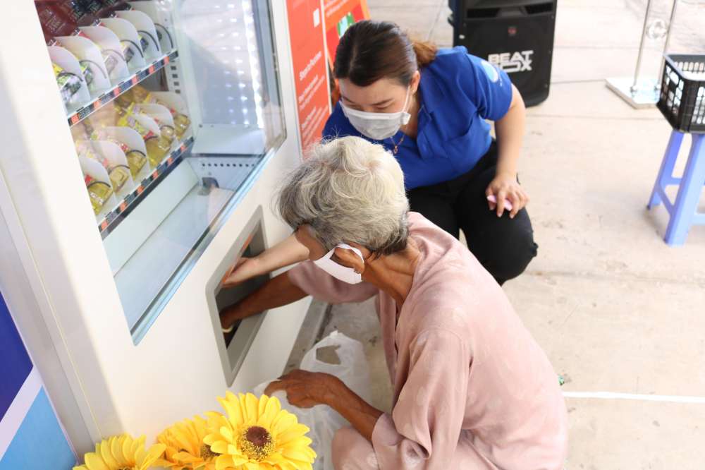 ATM nhả qu&agrave; tự động v&agrave; hoạt động 24/24g, đảm bảo đủ nhu yếu phẩm cho người d&acirc;n đến khi Ch&iacute;nh phủ c&ocirc;ng bố hết dịch COVID-19. 