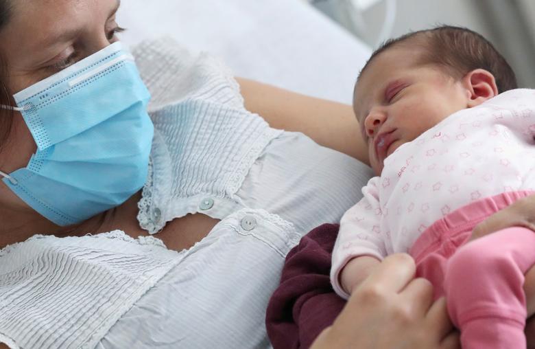 Amandine nhận kết quả x&eacute;t nghiệm dương t&iacute;nh với COVID-19 chỉ v&agrave;i ng&agrave;y trước khi sinh. Nhớ lại thời điểm đ&oacute;, c&ocirc; cho biết: 
