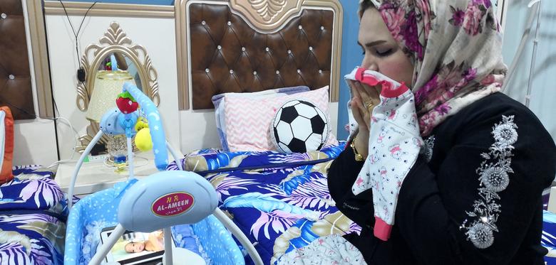 Rafiqa Ibrahim Radi (33 tuổi) đang xem một đoạn video về đứa con vừa sinh được 3 th&aacute;ng của c&ocirc; từ ng&ocirc;i nh&agrave; ở Basra, Iraq. Đ&atilde; hơn một th&aacute;ng tr&ocirc;i qua kể từ lần cuối c&ugrave;ng người mẹ được tiếp x&uacute;c trực tiếp với con trai m&igrave;nh. Rafiqa Ibrahim Radi đ&atilde; trải qua thai kỳ đầy sự nguy hiểm, c&oacute; thể g&acirc;y ra biến chứng đe doạ t&iacute;nh mạng c&ocirc; sau khi sinh con. B&aacute;c sĩ địa phương thời điểm đ&oacute; đ&atilde; khuy&ecirc;n Rafiqa Ibrahim Radi t&igrave;m c&aacute;ch điều trị ở Ahvaz, Iran. Đ&acirc;y cũng l&agrave; nơi Rafiqa Ibrahim Radi  được tiến h&agrave;nh phẫu thuật bắt con. Sau đ&oacute;, Rafiqa Ibrahim Radi được khuy&ecirc;n quay trở về qu&ecirc; nh&agrave; trong khi đứa trẻ đ&atilde; được bệnh viện chăm s&oacute;c tốt. Hai tuần trước, gia đ&igrave;nh c&ocirc; nhận được tin vui khi đứa trẻ đ&atilde; khoẻ mạnh v&agrave; sẵn s&agrave;ng trở về qu&ecirc; nh&agrave; Iraq. Nhưng bi&ecirc;n giới giữa Iraq v&agrave; Iran đ&atilde; bị đ&oacute;ng cửa để ngăn chặn dịch bệnh l&acirc;y lan. Chuyến đi k&eacute;o d&agrave;i 2 giờ từ Basra đến Ahvaz đ&atilde; trở n&ecirc;n bất khả thi.