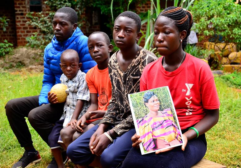 Francis Kibenge (b&igrave;a tr&aacute;i, ở Kampala, Uganda) c&oacute; một người vợ đ&atilde; mất h&ocirc;m 7/4 v&igrave; phải đi bộ đến bệnh viện để sinh con do đất nước thực hiện việc phong toả để ngăn chặn sự l&acirc;y lan của COVID-19. Đứa con đ&atilde; chết trong bụng, trong khi người vợ của Francis Kibenge phải cố gắng đi bộ đến bệnh viện. Vợ của Francis Kibenge cũng l&agrave; một trong 7 trường hợp thai phụ tử vong được ghi nhận trong thời gian Uganda phong toả đất nước, cấm c&aacute;c h&igrave;nh thức vận chuyển m&agrave; kh&ocirc;ng c&oacute; sự loại trừ cho những t&igrave;nh huống đặc biệt. Trong khi đ&oacute;, lượng xe cứu thương ở quốc gia n&agrave;y cũng rất &iacute;t.