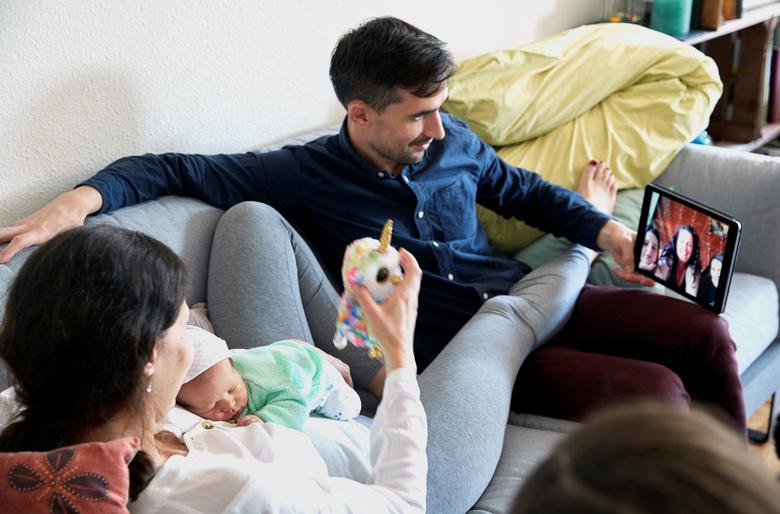 Gia đ&igrave;nh của Noemie Bouchet v&agrave; Arnaud Joal vừa ch&agrave;o đ&oacute;n th&ecirc;m một th&agrave;nh vi&ecirc;n. Trong ảnh, họ đang n&oacute;i chuyện với người th&acirc;n trong gia đ&igrave;nh ở Ph&aacute;p, kh&ocirc;ng thể đến thăm do lệnh phong toả vẫn c&ograve;n. Trong khi đ&oacute;, Noemie Bouchet v&agrave; Arnaud Joal bị mắc COVID-19 v&agrave;o th&aacute;ng trước, hiện đ&atilde; b&igrave;nh phục. May mắn, con của họ ch&agrave;o đời m&agrave; kh&ocirc;ng gặp bất kỳ trở ngại n&agrave;o.