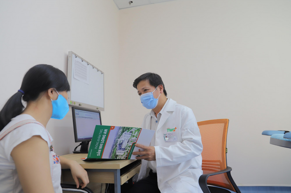 B&aacute;c sĩ CKII Văn Phụng Thống đang tư vấn cho một thai phụ đến kh&aacute;m thai tại ph&ograve;ng kh&aacute;m. Ảnh do TW Groupcung cấp.  
