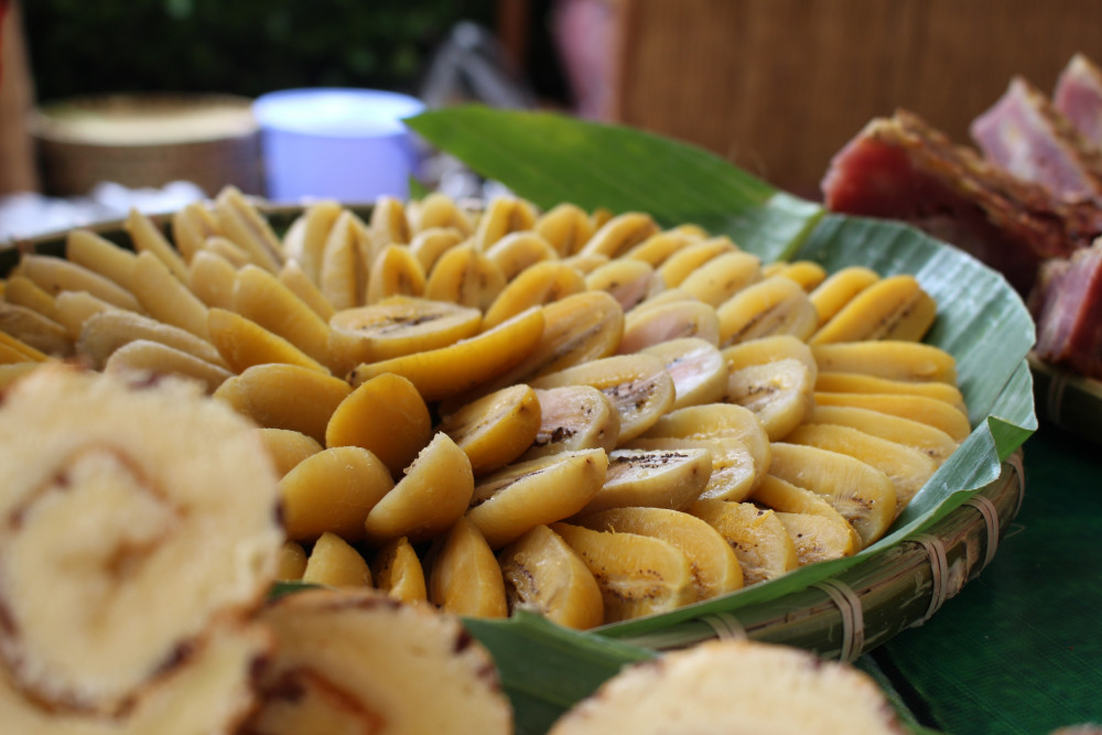 Chuối luộc: Chuối thường d&ugrave;ng để luộc l&agrave; chuối s&aacute;p - loại chuối kh&ocirc;ng thể ăn ngay m&agrave; l&agrave;m ch&iacute;n trước khi ăn. Chuối s&aacute;p c&oacute; vị gi&ograve;n, sần sật, ngọt thanh. Phần mật chuối sẽ dồn v&agrave;o giữa tr&aacute;i tạo vị ngọt đậm.