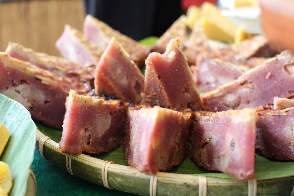 B&aacute;nh chuối nướng v&agrave; b&aacute;nh chuối hấp c&oacute; nguy&ecirc;n liệu tương tự nhau, nhưng b&aacute;nh chuối nướng thơm, hương vị cũng dậy hơn.