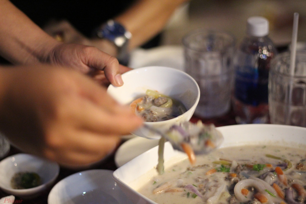 Bánh canh gà nước ngọt mặn lu&ocirc;n khi&ecirc;́n những đứa con mi&ecirc;̣t vườn đau đáu khi xa qu&ecirc;. 