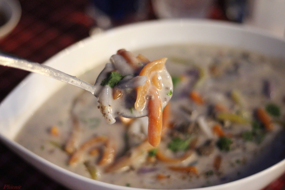 Những cọng bánh canh nhi&ecirc;̀u màu sắc nhờ k&ecirc;́t hợp cùng nước ép của các loại rau củ quả.