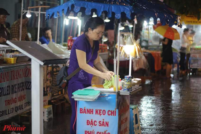 Nh&ocirc;̣n nhịp và kéo dài g&acirc;̀n 1/2 khu chợ chính là các đi&ecirc;̉m bán kẹo chỉ, m&ocirc;̣t trong những đặc sản n&ecirc;n thử của Ki&ecirc;n Giang. Kẹo chỉ g&ocirc;̀m bánh nướng, đường, dừa bào, đ&acirc;̣u ph&ocirc;̣ng. Món kẹo có vị thơm, béo, ngọt và... khá dính răng.