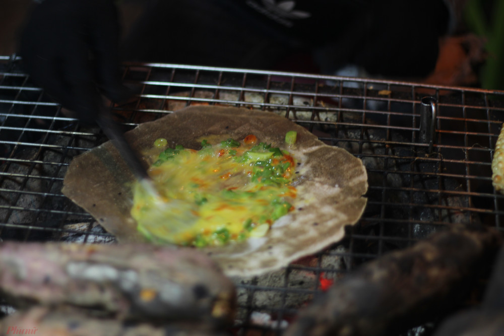 Bánh tráng nướng Đà Lạt - pizza Vi&ecirc;̣t Nam cũng được lòng nhi&ecirc;̀u du khách khi đ&ecirc;́n Phú Qu&ocirc;́c. M&ocirc;̃i chi&ecirc;́c bánh nướng như trong hình có giá 15.000 đ&ocirc;̀ng.