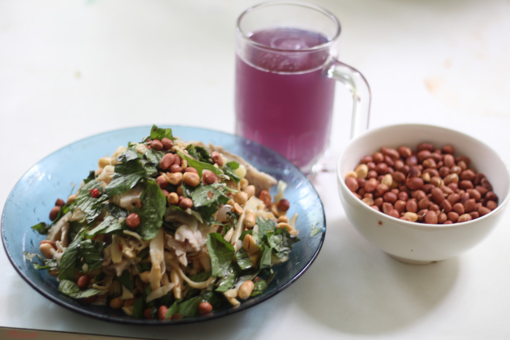 Cách làm măng tr&ocirc;̣n khá đơn giản. Bạn có th&ecirc;̉ ăn măng tr&ocirc;̣n kèm bánh tráng hay cơm. N&ecirc;́u thích, bạn có th&ecirc;̉ cho bún kh&ocirc; đã trụng m&ecirc;̀m vào tr&ocirc;̣n cùng măng.