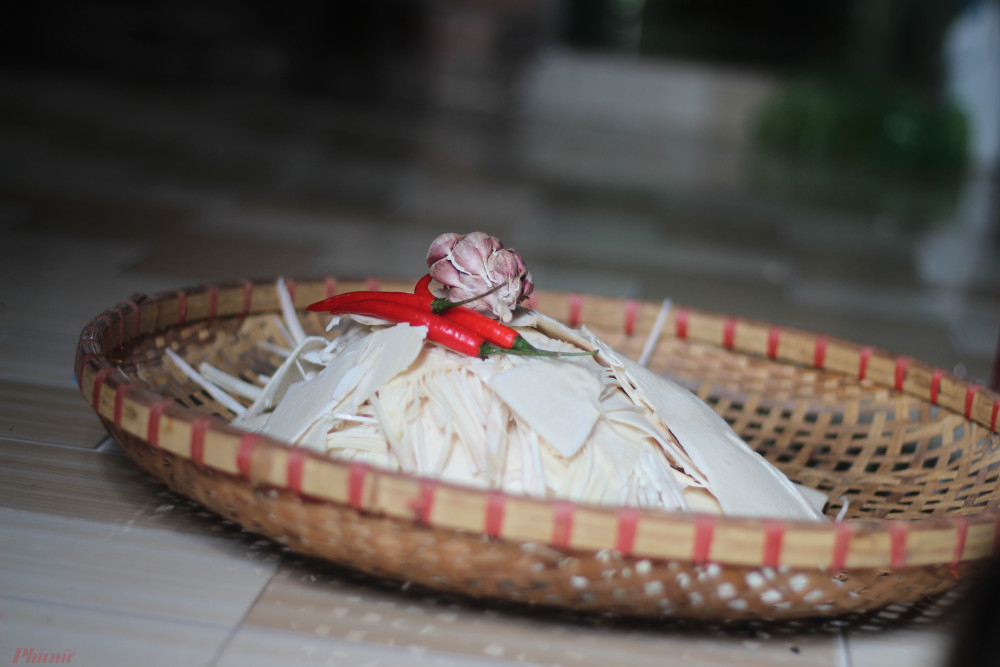 Dưới bàn tay của má, những mi&ecirc;́ng măng trắng được bi&ecirc;́n hóa thành nhi&ecirc;̀u món ăn khác nhau.