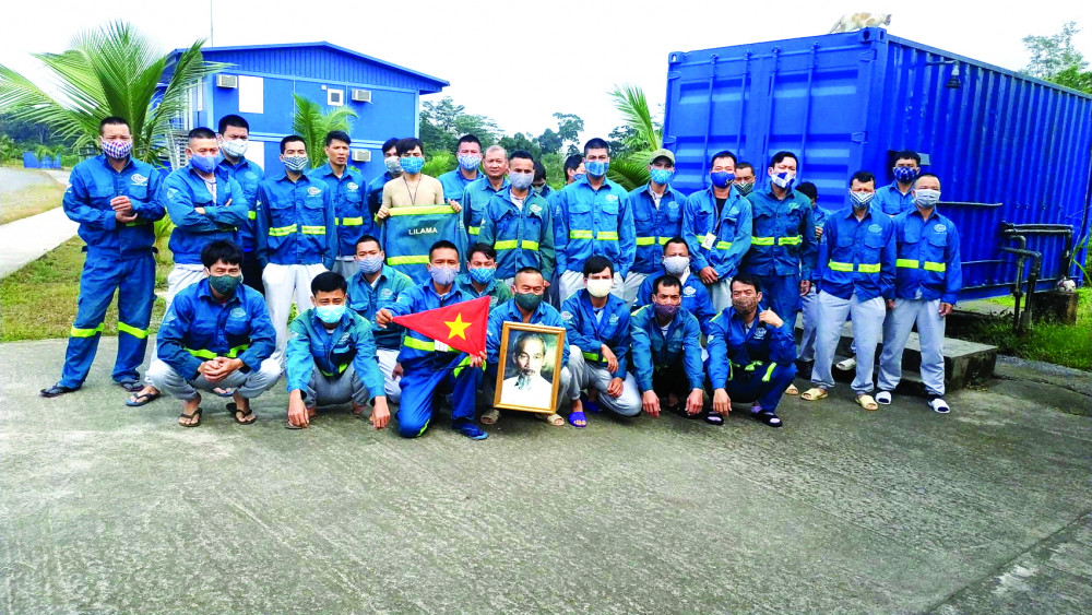 C&ocirc;ng nh&acirc;n Việt Nam l&agrave;m việc tại c&ocirc;ng trường thủy điện Sendje, tỉnh Litorial, Cộng h&ograve;a Guinea X&iacute;ch đạo - ảnh: Nh&acirc;n vật cung cấp