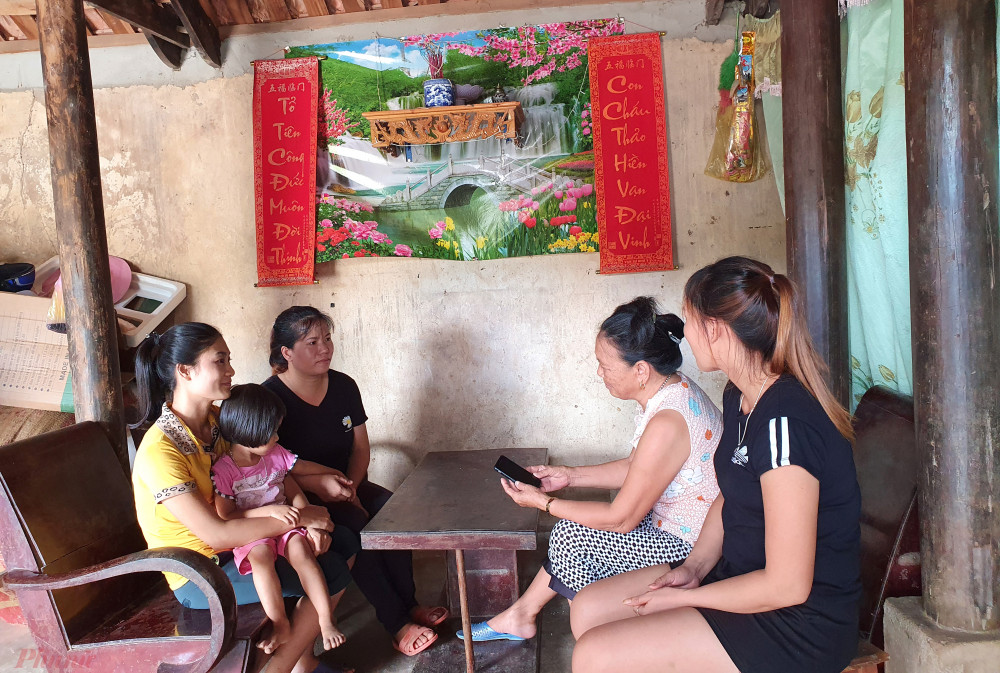 Nhiều người th&acirc;n ở l&agrave;ng qu&ecirc; x&atilde; Lăng Th&agrave;nh