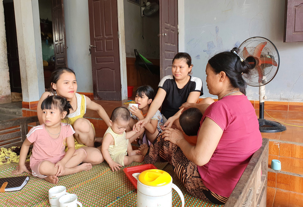 B&agrave; Thao c&ugrave;ng c&aacute;c con, ch&aacute;u vỡ &ograve;a khi biết những đứa con đang mắc kẹt ở 