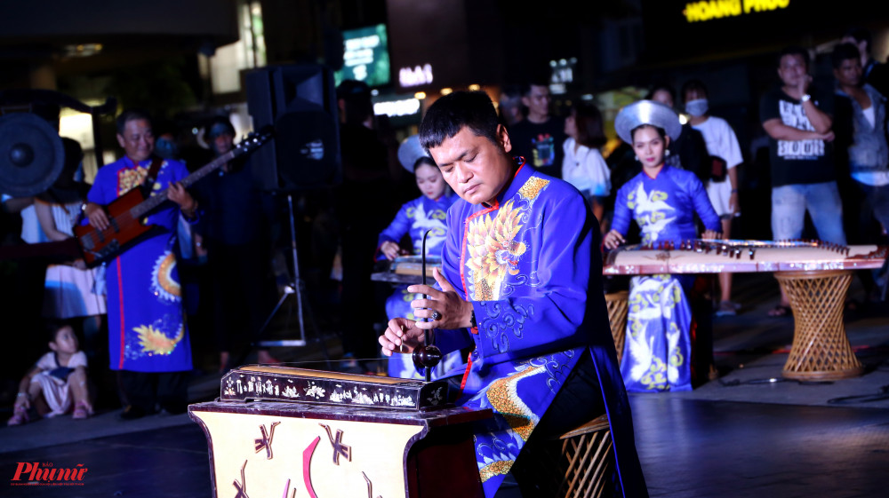 Nghệ sĩ Ho&agrave;ng Anh trong tiết mục độc tấu đ&agrave;n bầu b&agrave;i Nhịp cầu qu&ecirc; hương, do NSƯT To&agrave;n Thắng s&aacute;ng t&aacute;c.