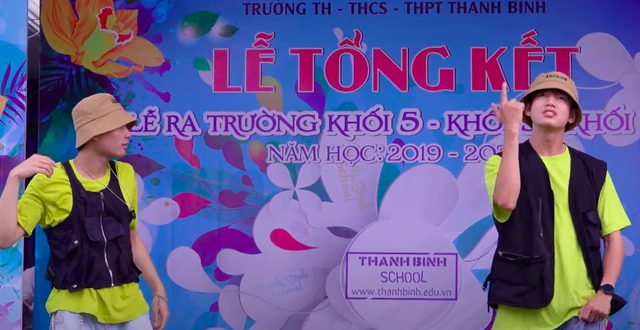 Quang Đăng (phải) v&agrave; học tr&ograve; biểu diễn tr&ecirc;n nền nhạc Bigcityboi