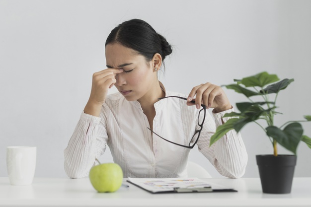 Nhiều chị em từng đau đầu với c&acirc;u hỏi, chịu đựng hay chấp nhận mất việc. Ảnh minh họa