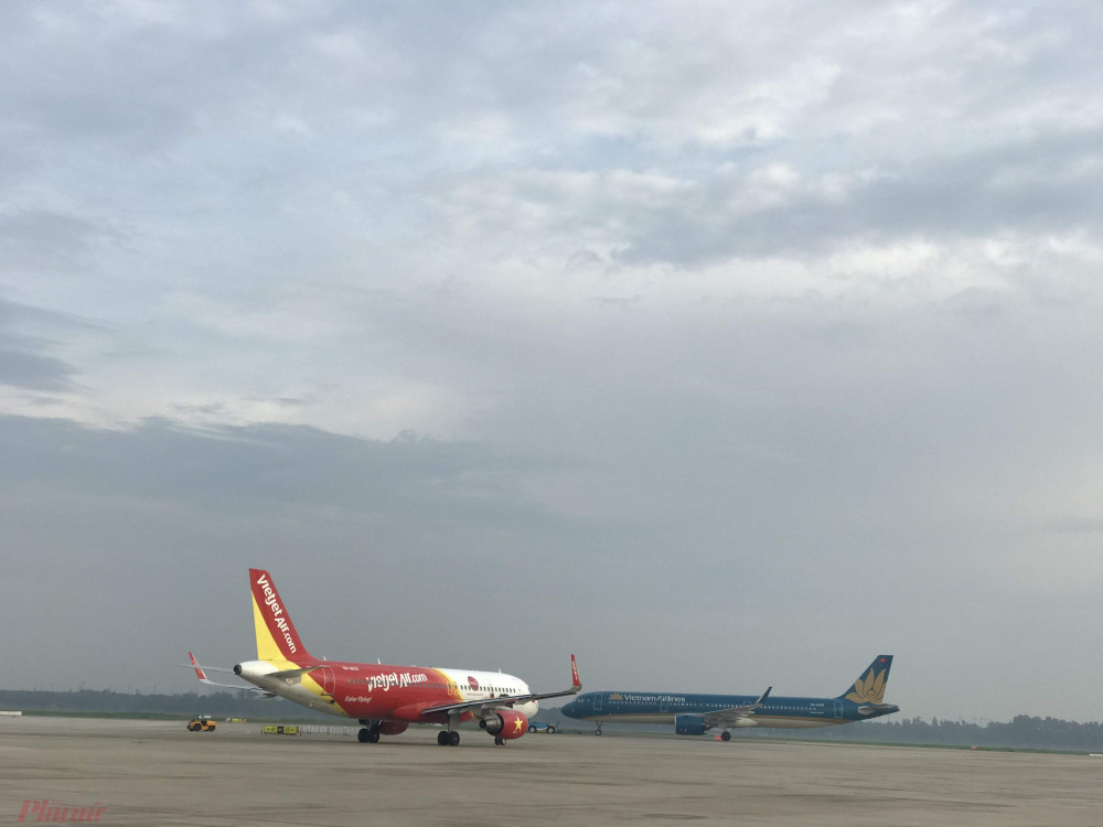 H&agrave;ng kh&ocirc;ng huỷ nhiều chuyến bay v&igrave; b&atilde;o số 2. Ảnh: Quốc Th&aacute;i