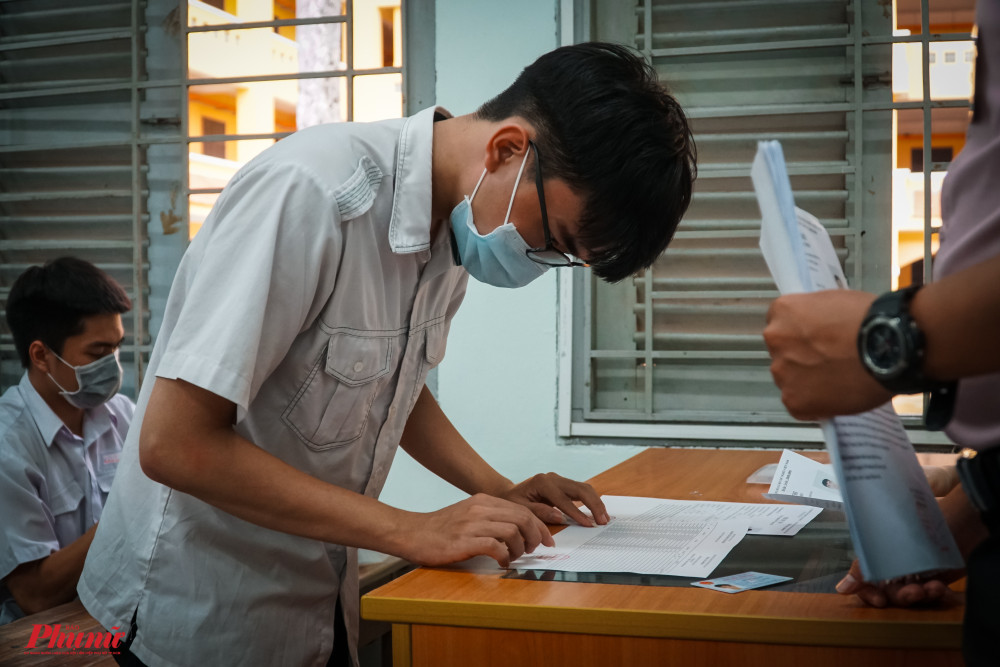 Tại c&aacute;c ph&ograve;ng thi, th&iacute; sinh đ&atilde; tiến h&agrave;nh kiểm tra th&ocirc;ng tin c&aacute; nh&acirc;n lần cuối trước khi ra về chuẩn bị cho kỳ thi ng&agrave;y mai