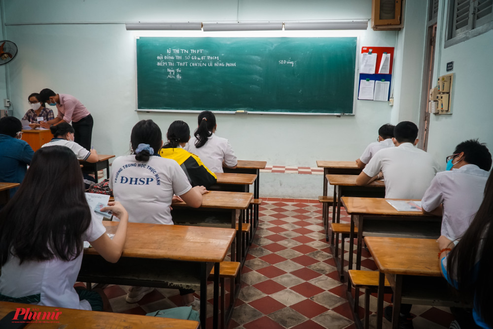 Khoảng c&aacute;ch ngồi giữa 2 th&iacute; sinh l&agrave; tr&ecirc;n 1m