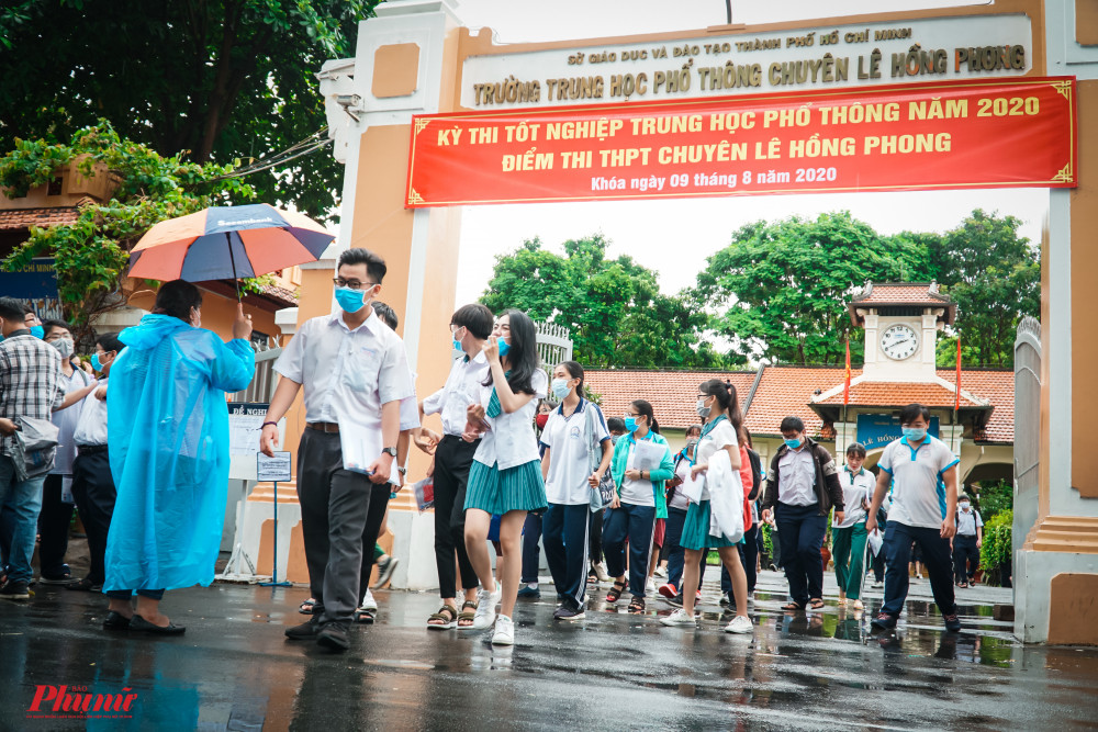 Nhiều nh&oacute;m th&iacute; sinh lần lượt ra về, nhưng chị vẫn chưa thấy con m&igrave;nh