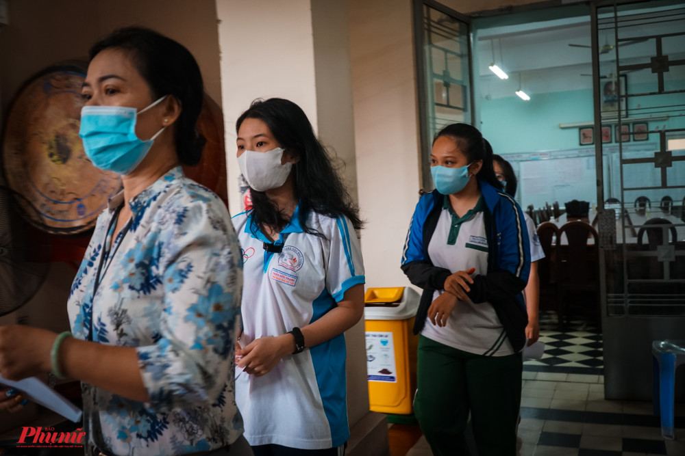 Sau khi ho&agrave;n tất thủ tục, th&iacute; sinh được hội đồng điểm thi đưa đến ph&ograve;ng thi theo số b&aacute;o danh trước đ&oacute;