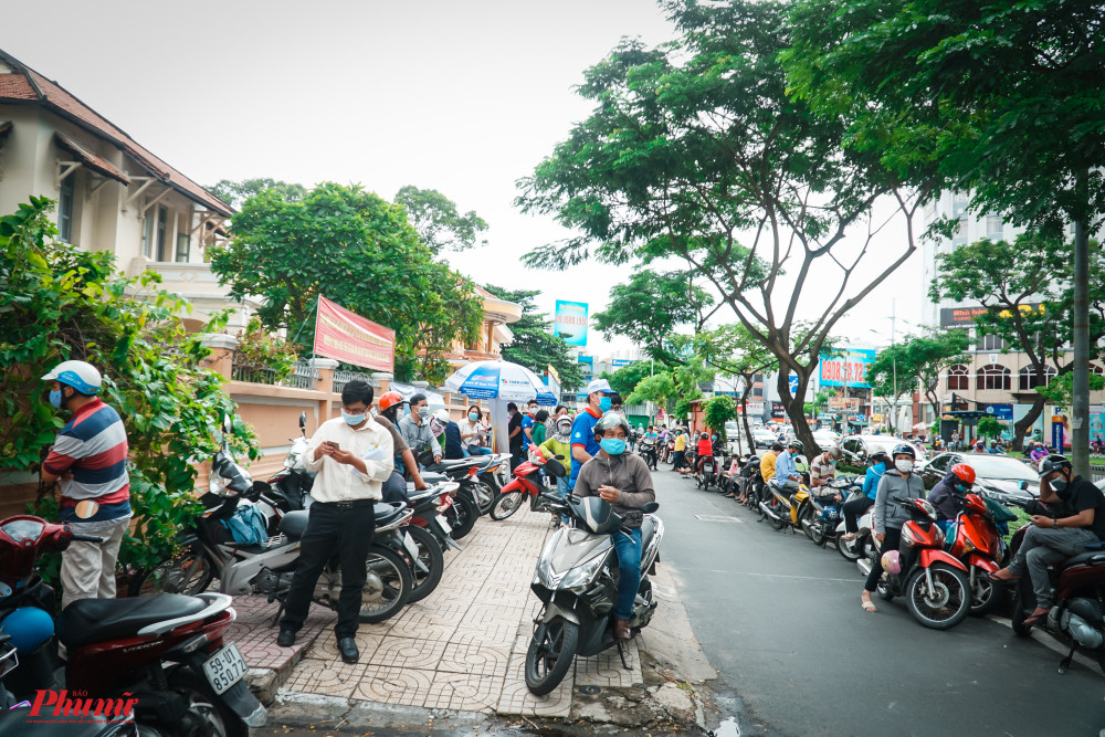 Rất nhiều phụ huynh đưa cn đến điểm thi v&agrave; quyết định chờ c&ugrave;ng con ho&agrave;n tất thủ tục dự thi