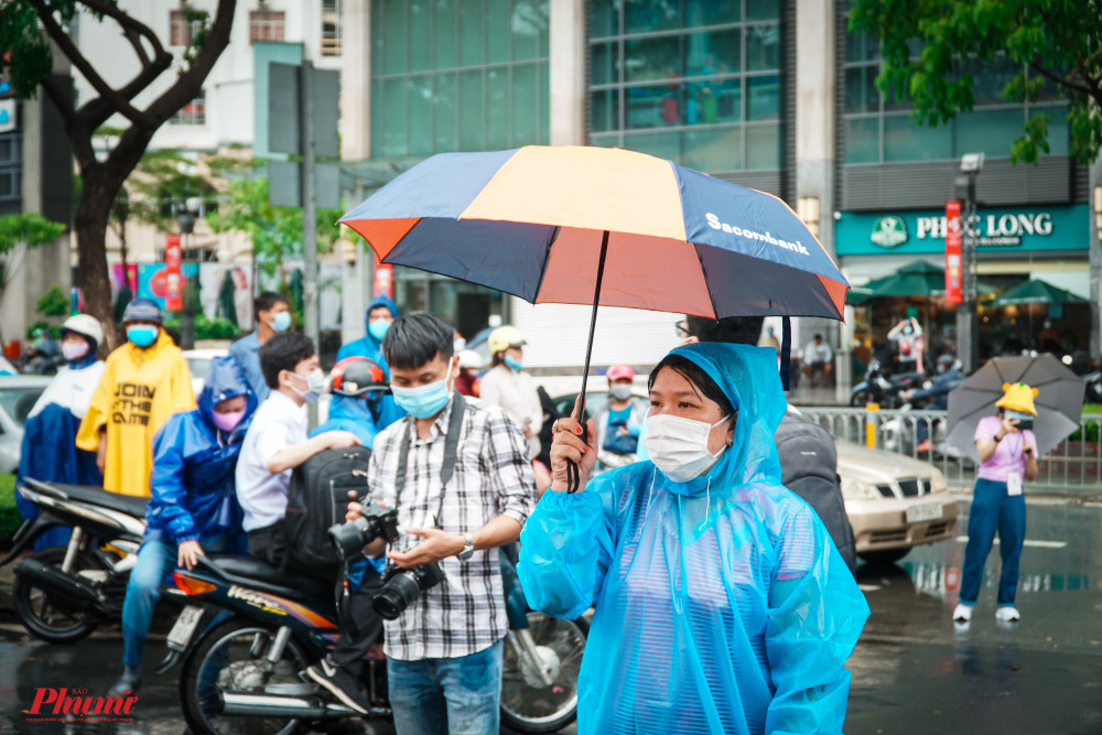 Vị phụ huynh n&agrave;y đ&atilde; đứng y&ecirc;n 1 chỗ t&igrave;m con trong đ&aacute;m đ&ocirc;ng hơn 20 ph&uacute;t, nhưng vẫn chưa gặp được con m&igrave;nh