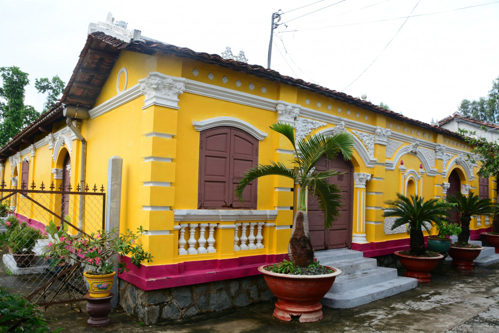 Ch&ugrave;a Phước L&acirc;m tại x&atilde; T&acirc;n L&acirc;n, huyện Cần &ETH;ước, tỉnh Long An. V&agrave;o năm 1880, lương y ki&ecirc;m điền chủ ở l&agrave;ng T&acirc;n L&acirc;n, &ocirc;ng B&ugrave;i Văn Minh, đ&atilde; đứng ra dựng ch&ugrave;a vừa thờ Phật vừa l&agrave;m Từ đường cho d&ograve;ng họ B&ugrave;i. V&igrave; c&oacute; c&ocirc;ng với l&agrave;ng n&ecirc;n &ocirc;ng Minh khi mất được người t&ocirc;n l&agrave;m Hậu hiền v&agrave; đưa v&agrave;o phối tự trong đ&igrave;nh T&acirc;n L&acirc;n. Ng&ocirc;i ch&ugrave;a do &ocirc;ng lập ra ngo&agrave;i t&ecirc;n chữ h&aacute;n l&agrave; Phước L&acirc;m Tự hay c&ograve;n gọi l&agrave; ch&ugrave;a &ocirc;ng Mi&ecirc;ng. Nội thất ch&aacute;nh điện ch&ugrave;a Phước L&acirc;m c&ograve;n giữ được những n&eacute;t cổ k&iacute;nh d&ugrave; trải qua nhiều lần tr&ugrave;ng tu với hơn 40 tượng Phật, Bồ T&aacute;t, Ngọc Ho&agrave;ng, Thị Giả, Thập Điện Di&ecirc;m Vương, Hộ Ph&aacute;p, Kim Cương&hellip; v&agrave; nhiều bộ bao lam, ho&agrave;nh phi, liễn đối được sơn son thếp v&agrave;ng rực rỡ. Đa số tượng Phật bằng chất liệu gỗ, đồng được chế t&aacute;c từ thế kỷ XIX với một phong c&aacute;ch nghệ thuật mang đậm n&eacute;t văn h&oacute;a Phật gi&aacute;o Nam Bộ. Đ&acirc;y l&agrave; đỉnh cao nghệ thuật chạm, khắc gỗ nguy&ecirc;n khối của những người thợ Cần Đước. Năm 2001, ch&ugrave;a Phước L&acirc;m đ&atilde; được Bộ Văn H&oacute;a Th&ocirc;ng Tin ra quyết định xếp hạng Di t&iacute;ch cấp Quốc gia.