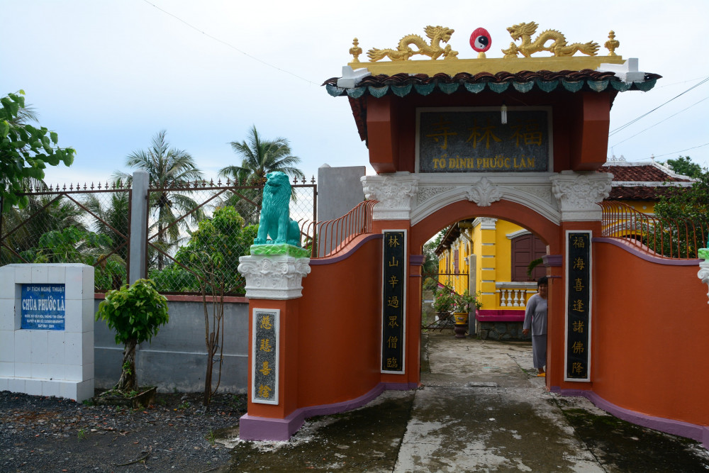 Ch&ugrave;a Phước L&acirc;m tại x&atilde; T&acirc;n L&acirc;n, huyện Cần &ETH;ước, tỉnh Long An. V&agrave;o năm 1880, lương y ki&ecirc;m điền chủ ở l&agrave;ng T&acirc;n L&acirc;n, &ocirc;ng B&ugrave;i Văn Minh, đ&atilde; đứng ra dựng ch&ugrave;a vừa thờ Phật vừa l&agrave;m Từ đường cho d&ograve;ng họ B&ugrave;i. V&igrave; c&oacute; c&ocirc;ng với l&agrave;ng n&ecirc;n &ocirc;ng Minh khi mất được người t&ocirc;n l&agrave;m Hậu hiền v&agrave; đưa v&agrave;o phối tự trong đ&igrave;nh T&acirc;n L&acirc;n. Ng&ocirc;i ch&ugrave;a do &ocirc;ng lập ra ngo&agrave;i t&ecirc;n chữ h&aacute;n l&agrave; Phước L&acirc;m Tự hay c&ograve;n gọi l&agrave; ch&ugrave;a &ocirc;ng Mi&ecirc;ng. Nội thất ch&aacute;nh điện ch&ugrave;a Phước L&acirc;m c&ograve;n giữ được những n&eacute;t cổ k&iacute;nh d&ugrave; trải qua nhiều lần tr&ugrave;ng tu với hơn 40 tượng Phật, Bồ T&aacute;t, Ngọc Ho&agrave;ng, Thị Giả, Thập Điện Di&ecirc;m Vương, Hộ Ph&aacute;p, Kim Cương&hellip; v&agrave; nhiều bộ bao lam, ho&agrave;nh phi, liễn đối được sơn son thếp v&agrave;ng rực rỡ. Đa số tượng Phật bằng chất liệu gỗ, đồng được chế t&aacute;c từ thế kỷ XIX với một phong c&aacute;ch nghệ thuật mang đậm n&eacute;t văn h&oacute;a Phật gi&aacute;o Nam Bộ. Đ&acirc;y l&agrave; đỉnh cao nghệ thuật chạm, khắc gỗ nguy&ecirc;n khối của những người thợ Cần Đước. Năm 2001, ch&ugrave;a Phước L&acirc;m đ&atilde; được Bộ Văn H&oacute;a Th&ocirc;ng Tin ra quyết định xếp hạng Di t&iacute;ch cấp Quốc gia.