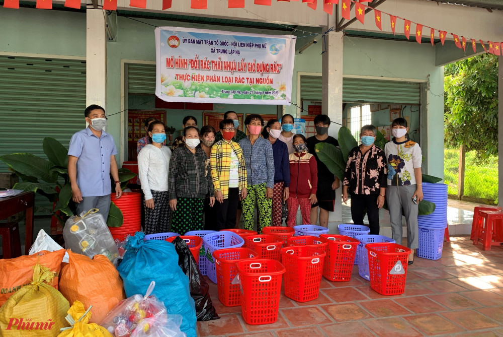 Hoạt động thu gom r&aacute;c thải nhựa đổi lấy giỏ đựng r&aacute;c tại x&atilde; Trung Lập Hạ, huyện Củ Chi 