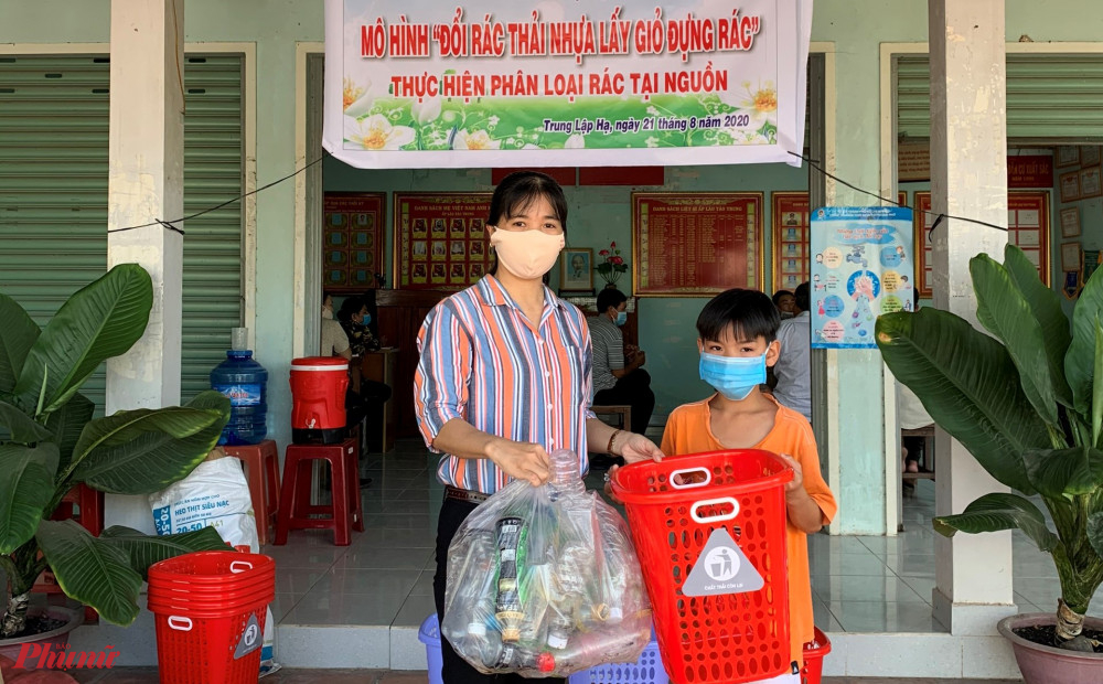 C&aacute;c em nhỏ cũng h&aacute;o hứng theo b&agrave;, theo mẹ mang r&aacute;c thải nhựa để đỗi lấy gi&ograve; đựng r&aacute;c. 