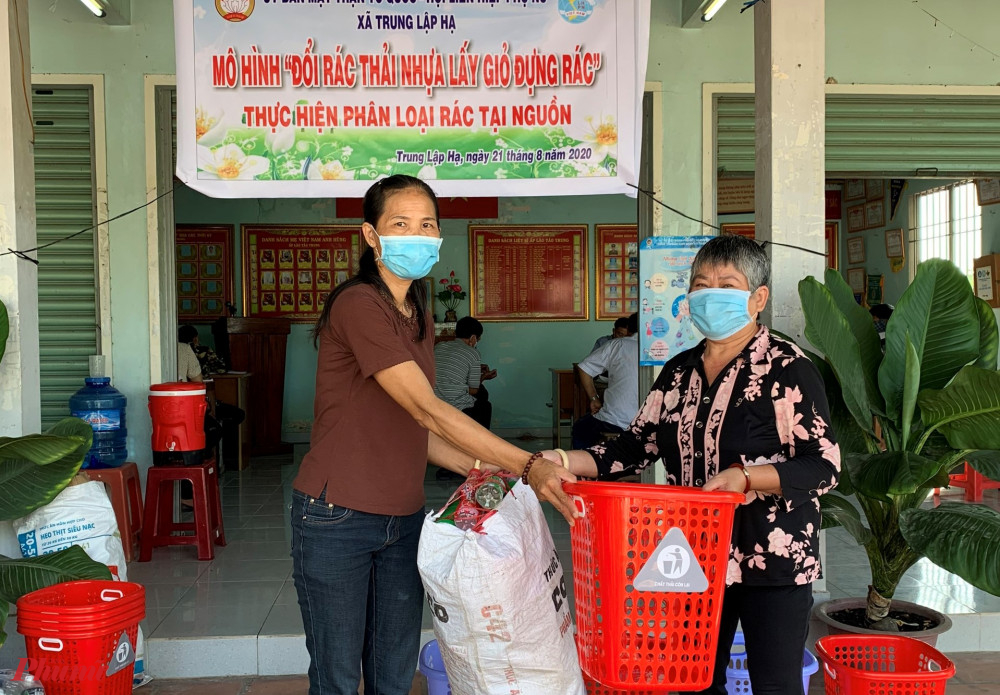 C&aacute;c d&igrave;, chị thu gom r&aacute;c thải nhựa v&agrave; đem đến tham gia hoạt động 