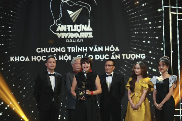 MC - Nhà báo Diễm Quỳnh đại diện ê-kíp Quán thanh xuân nhận giải thưởng.