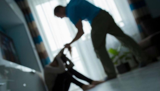 Một phụ nữ viết thư k&ecirc;u cứu với NTK Đỗ Mạnh Cường v&igrave; bị chồng bạo h&agrave;nh