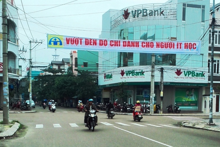 Những khẩu hiệu... chỉ biết lắc đầu ngao ng&aacute;n.