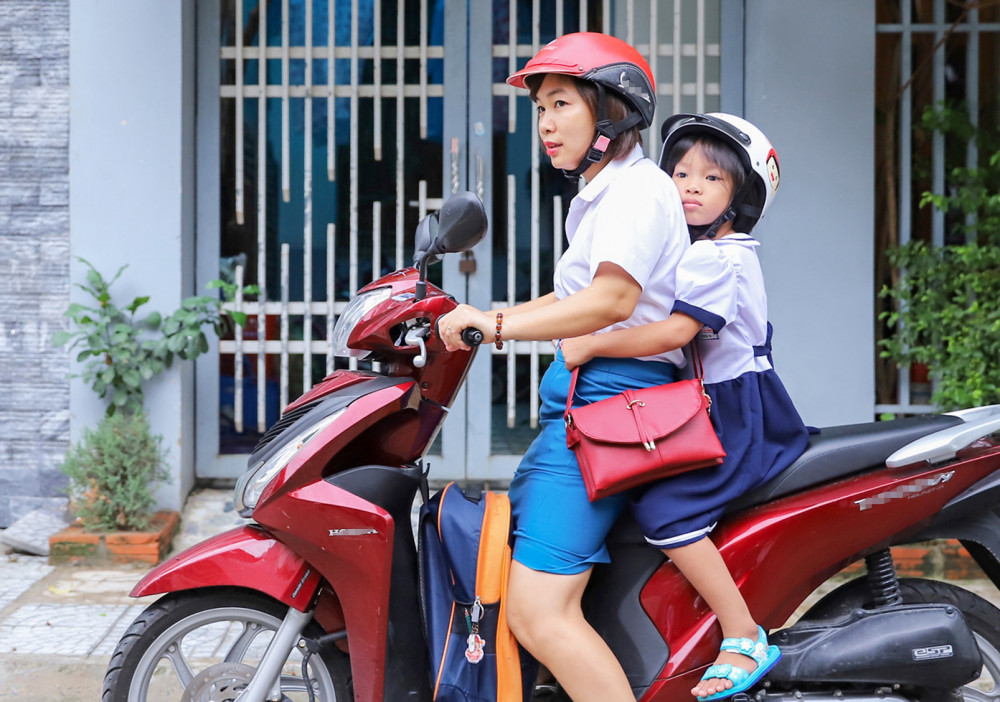 Phụ huynh khổ sở v&igrave; phải đưa đ&oacute;n con đi học lại vừa phải dạy k&egrave;m cho trẻ - Ảnh mang t&iacute;nh minh họa: Internet