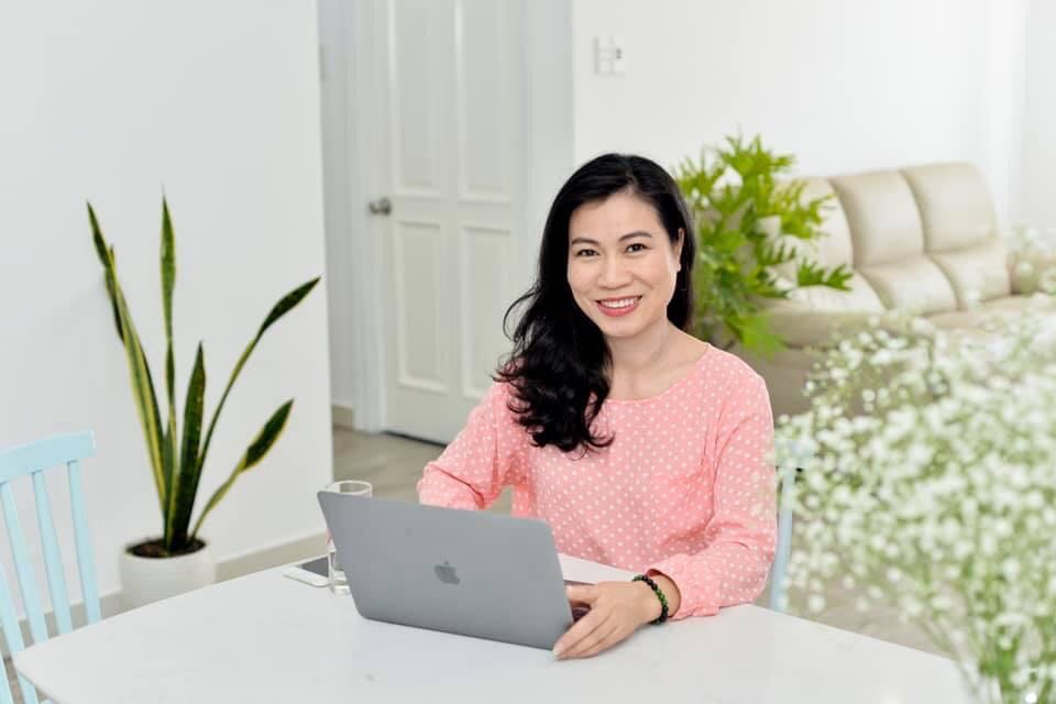 Chị Trần Thu H&agrave;, t&aacute;c giả cuốn s&aacute;ch nổi tiếng Bu&ocirc;ng tay để con bay, được nhiều phụ huynh y&ecirc;u th&iacute;ch