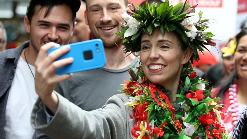 Phong c&aacute;ch trẻ trung, năng động v&agrave; th&acirc;n thiện của b&agrave; Jacinda Ardern đ&atilde; chiếm được cảm t&igrave;nh của mọi người - Ảnh: Reuters