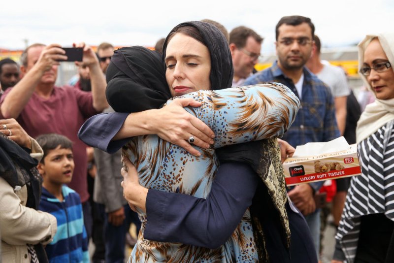 Thủ tướng Jacinda Ardern thăm hỏi động vi&ecirc;n th&acirc;n nh&acirc;n những người bị thiệt mạng trong vụ khủng bố th&aacute;ng 3/2019 - Ảnh: Hagen Hopkin/Getty Images