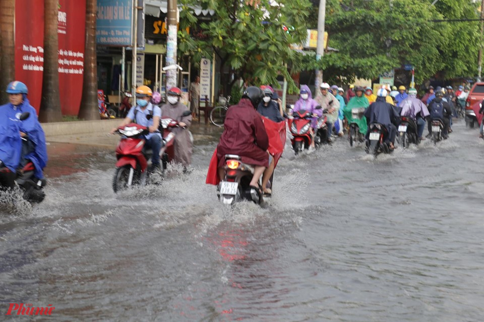 TPHCM sẽ c&oacute; mưa tr&ecirc;n diện rộng kết hợp triều cường